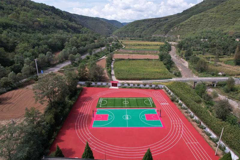 朱鹮村落的104个娃娃有了“爱心操场”